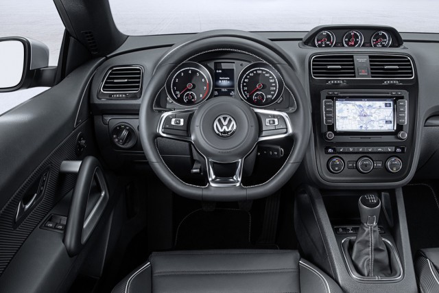 Volkswagen-Scirocco-Facelift-Cockpit.jpg